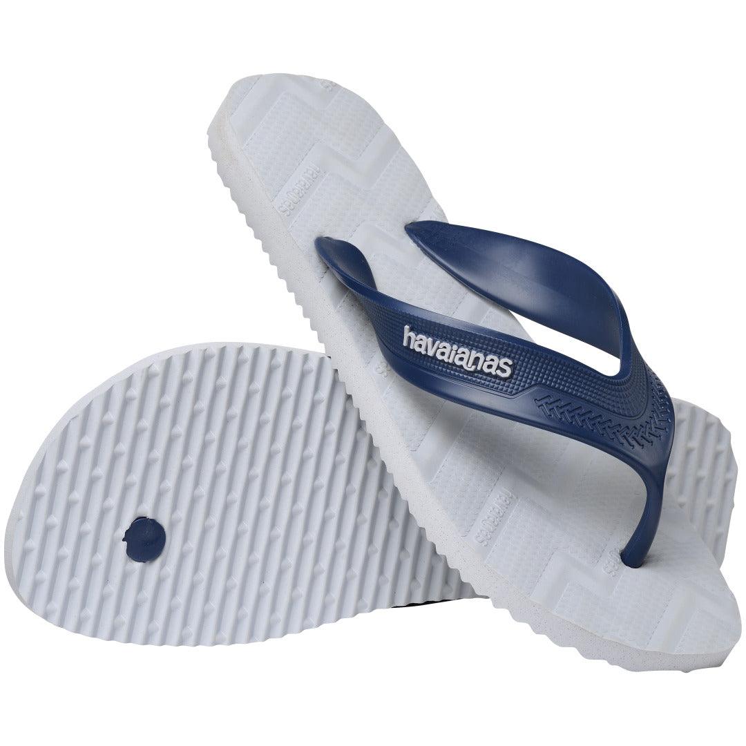 Composição de chinelos Havaianas mostrando solado antiderrapante e tiras com logo em destaque